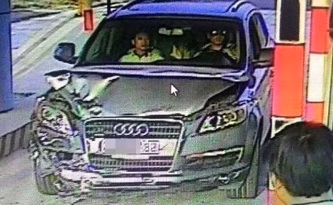 Chiếc xe Audi do Giáp điều khiển.
