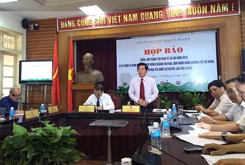 Thứ trưởng Bộ VHTT&DL Huỳnh Vĩnh Ái chủ trì họp báo.