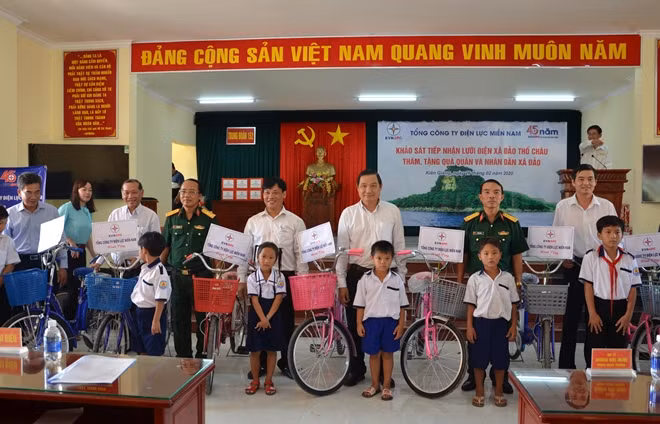 EVNSPC tặng quà các em học sinh nghèo trên xã đảo.