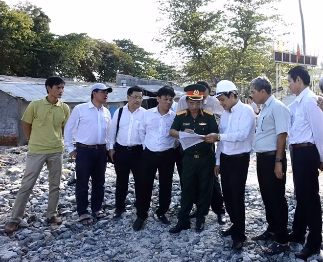 Lãnh đạo EVNSPC, Ban Chỉ huy Trung đoàn 152 và chính quyền địa phương khảo sát hiện trạng lưới điện trên đảo Thổ Chu.