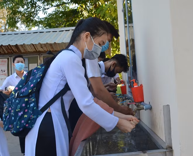 Các em rửa tay trước khi vào lớp.