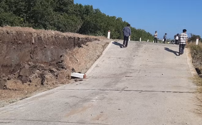 Đê biển Tây Cà Mau bị sụt lún nghiêm trọng hồi đầu năm 2020.