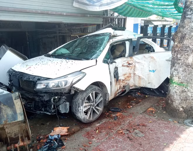 Hiện trường vụ tai nạn khiến 5 người bị thương.