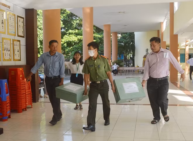 Công an tỉnh Sóc Trăng vận chuyển đề thi đến các điểm thi an toàn, đúng quy định.