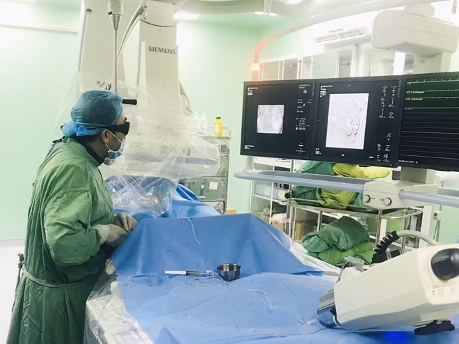 BS Trần Công Khánh đang can thiệp cho bệnh nhân.