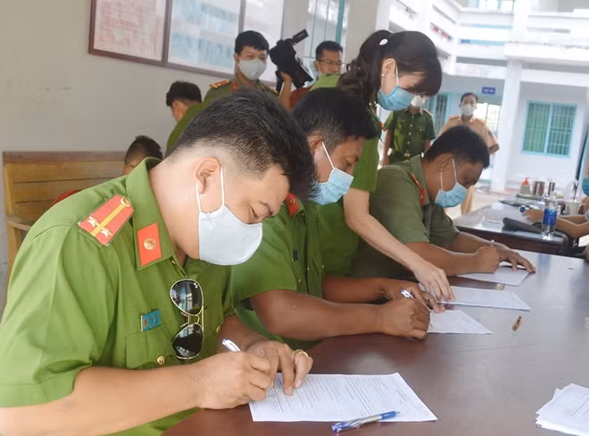 CBCS Công an tỉnh Sóc Trăng đăng ký hiến máu tình nguyện.