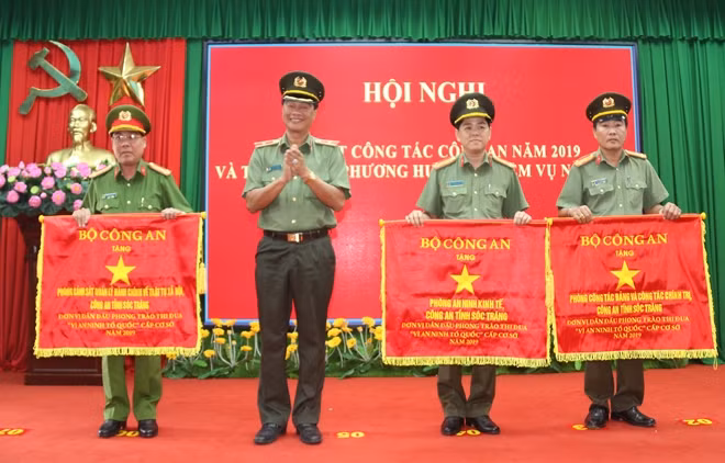 Thiếu tướng Lê Hồng Hiệp, Phó Cục trưởng Cục Công tác Đảng, công tác Chính trị, trao Cờ thi đua của Bộ Công an cho các đơn vị cơ sở thuộc Công an tỉnh Sóc Trăng.