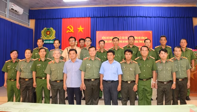 Thứ trưởng Lê Tấn Tới cùng các đại biểu dự buổi làm việc tại Công an huyện Hồng Dân (Bạc Liêu).