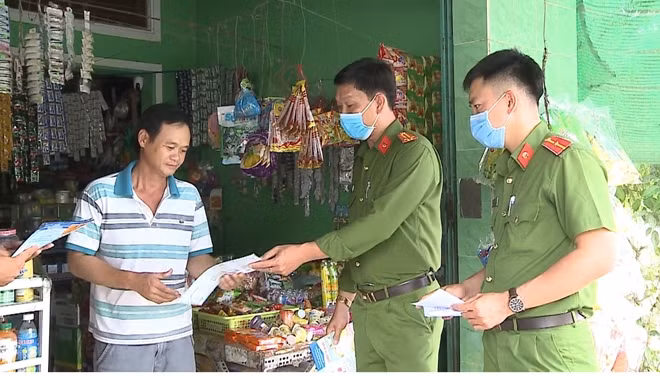 Công an tỉnh Bạc Liêu phát tờ rơi tuyên truyền cách phòng chống dịch bệnh COVID-19 đến người dân.