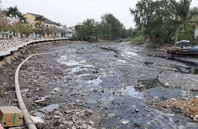 Một dòng kênh ở huyện Mỹ Xuyên chỉ còn bùn.