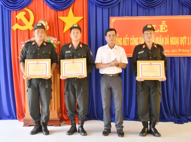 Các tập thể, cá nhân Tiểu đoàn 4 và Đội đặc nhiệm thuộc Trung đoàn CSCĐ Tây Nam Bộ được UBND huyện Phước Long khen thưởng.