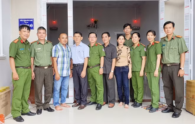 Công an TP Sóc Trăng bàn giao nhà "Nghĩa tình đồng đội" cho gia đình Thiếu tá Lê Hoàng Chấn.