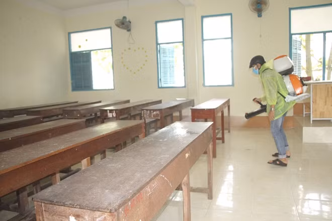 Phun thuốc khử trùng các trường học trên địa bàn.
