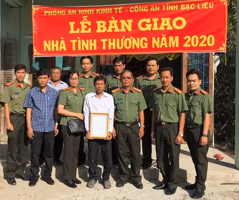 Chi Hội Nhà văn Công an phối hợp tặng nhà tình thương cho phụ nữ nghèo ảnh 5