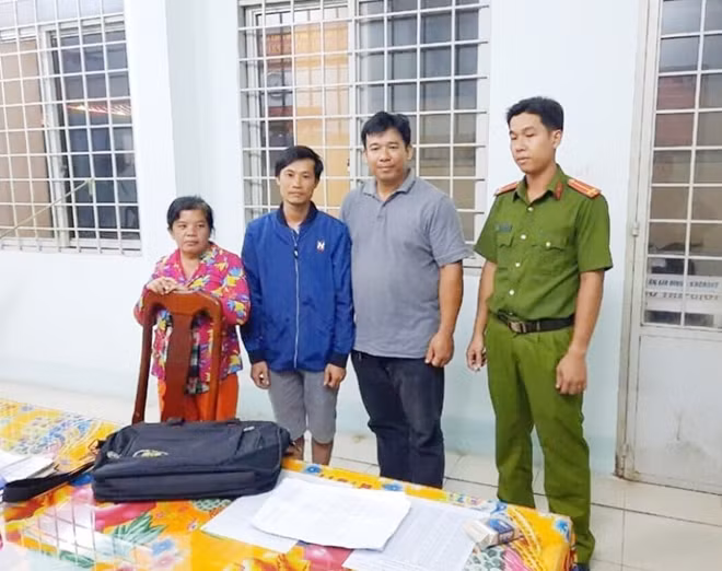 Đại úy Nguyễn Duy Ninh (thứ 2 từ phải qua), đưa chị Tú (bìa trái) bị lạc về tận nhà.