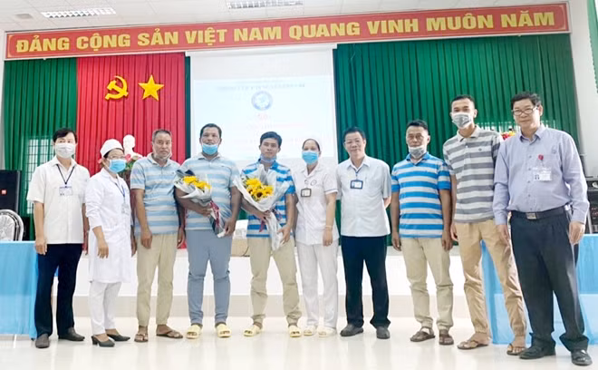 Các thủy thủ người Indonesia được bàn giao cho cơ quan chức năng để chuẩn bị về nước.