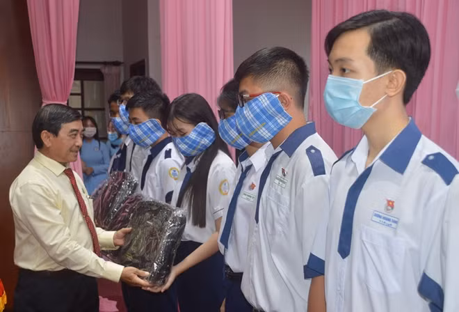 Ông Lê Văn Khanh, Chủ tịch Công ty XSKT Sóc Trăng trao học bổng và tặng quà các em học sinh nghèo hiếu học.
