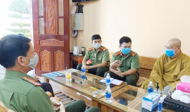 Thượng tọa Thích Giác Nghi, trao đổi với Công an tỉnh Bạc Liêu về công tác phòng chống dịch COVID-19 của Ban Trị sự Giáo hội Phật giáo tỉnh.