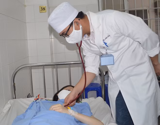 BS thăm khám cho sản phụ Hằng sáng 20/4.