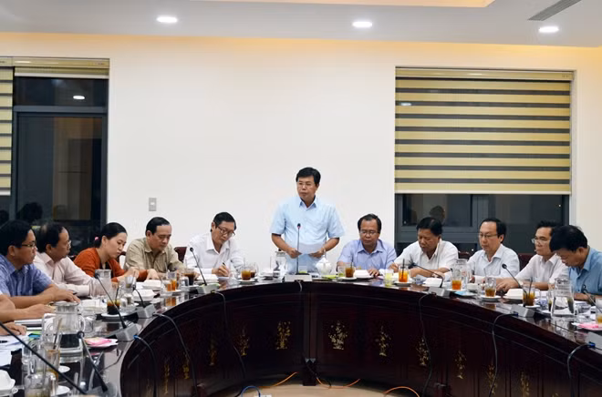 Ông Nguyễn Tiến Hải, Chủ tịch UBND tỉnh Cà Mau, phát biểu tại cuộc họp tối 4-2.