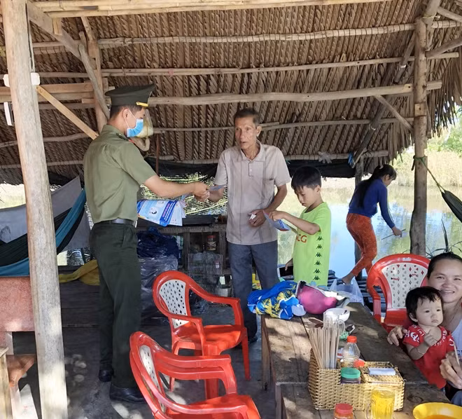 Và phát tờ rơi tuyên truyền phòng chống dịch bệnh COVID-19.
