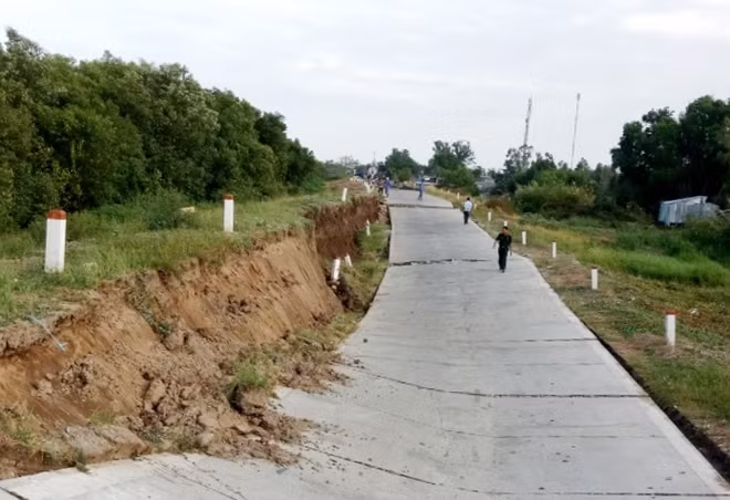 Đê biển Tây bị sụt lún nghiêm trọng hồi đầu năm 2020.