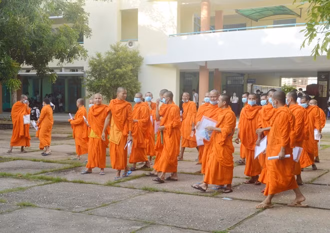 Các TS là chiến sỹ nghĩa vụ và tăng sinh có mặt tại điểm thi từ rất sớm.