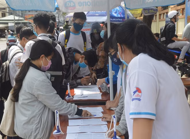 Các thí sinh kiểm tra các thông tin để tránh sai sót.