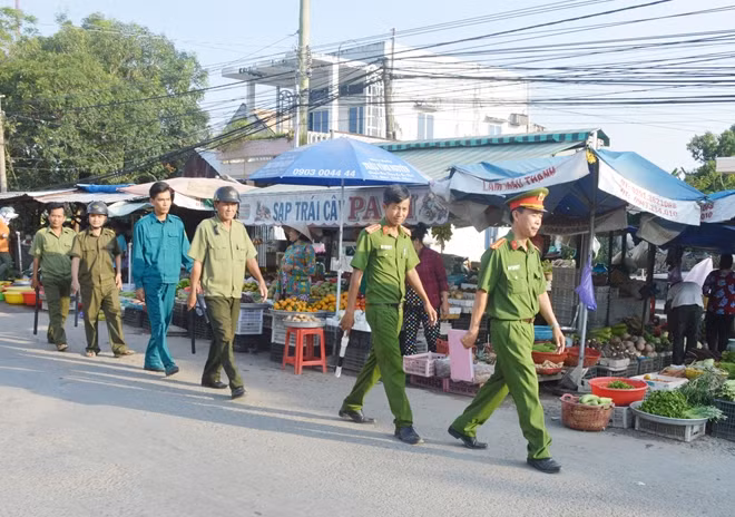 Công an xã Lai Hòa (thị xã Vĩnh Châu), tổ chức tuần tra bảo đảm ANTT trên địa bàn.