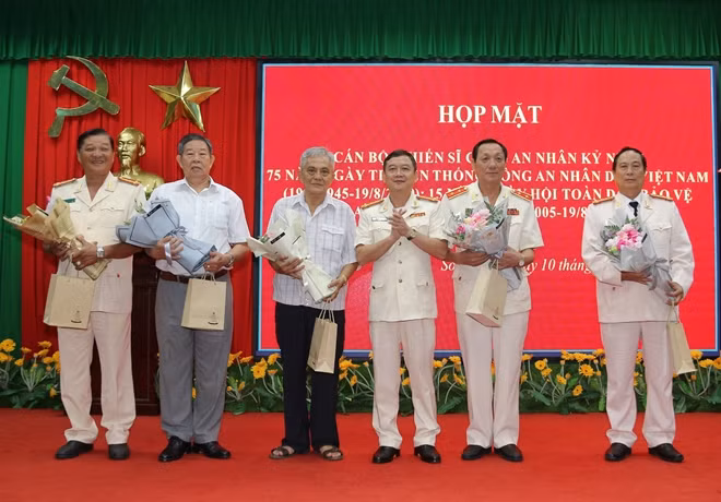 Đại tá Nguyễn Minh Ngọc, Giám đốc Công an tỉnh Sóc Trăng tặng hoa chúc mừng các đồng chí nguyên lãnh đạo Công an tỉnh qua các thời kỳ.