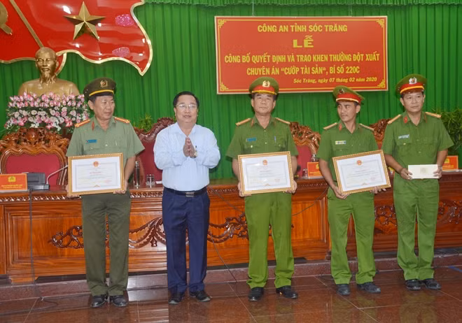 Ông Trần Văn Chuyện, Chủ tịch UBND tỉnh khen thưởng các tập thể, cá nhân Ban Chuyên án.