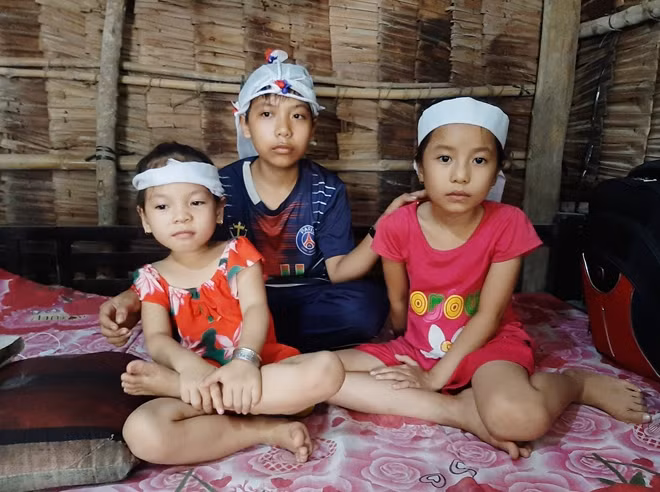 Ba cháu nhỏ còn thơ dại giờ sống với bà nội già yếu.