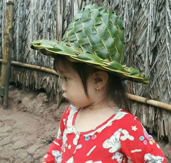 Nón bằng lá dừa.