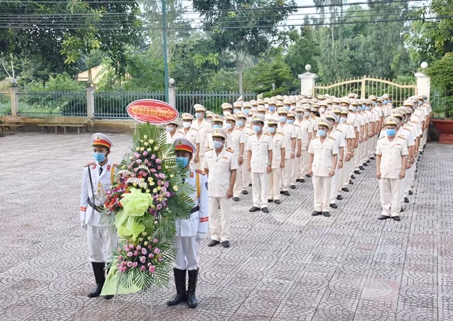 Công an tỉnh Bạc Liêu báo công dân Bác tại Đền thờ Chủ tịch Hồ Chí Minh (xã Châu Thới, huyện Vĩnh Lợi, tỉnh Bạc Liêu).