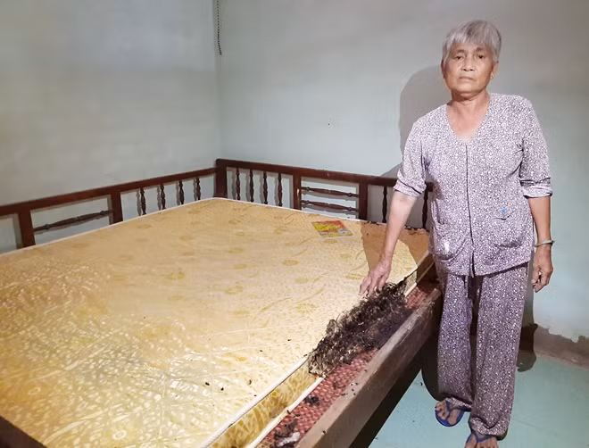 Bà Kim Anh bên tấm nệm bị cháy bất thường chưa rõ nguyên nhân.