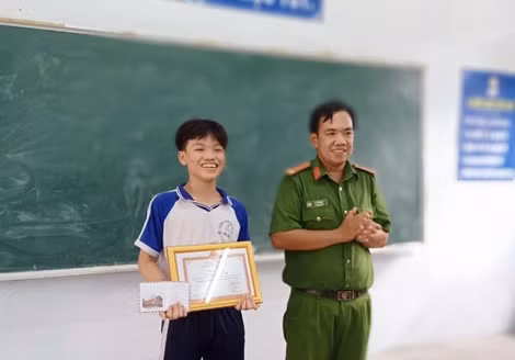 Khen thưởng học sinh lớp 8 dũng cảm bắt trộm