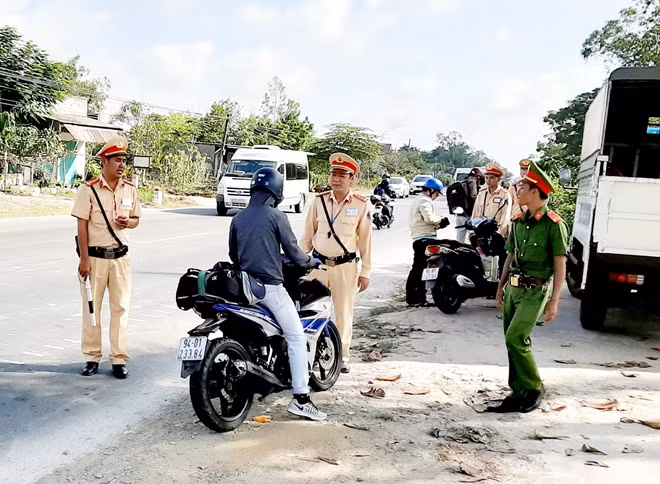CSGT Công an Sóc Trăng tăng cường bảo đảm TTATGT trước, trong và sau Tết Nguyên đán Canh Tý 2020.