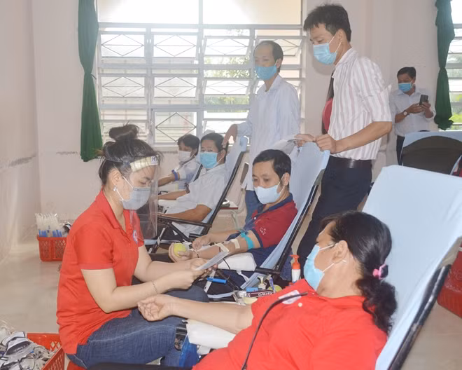 Người dân địa phương tham gia hiến máu tình nguyện.