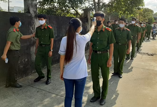 Kiểm tra thân nhiệt trước khi hiến máu.