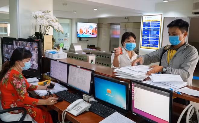 Đặt nước rửa tay sát khuẩn, khẩu trang miễn phí tại các vị trí thuận lợi khi khách hàng dến giao dịch.