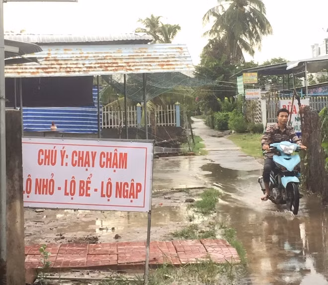 Biển chú ý mà anh Thật đặt để cảnh báo người lưu thông trên đường.