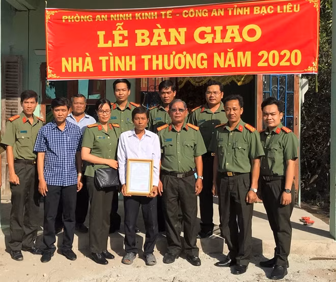 Phòng An ninh kinh tế Công an tỉnh Bạc Liêu trao nhà tình thương cho gia đình anh Nguyễn Văn Khơi.