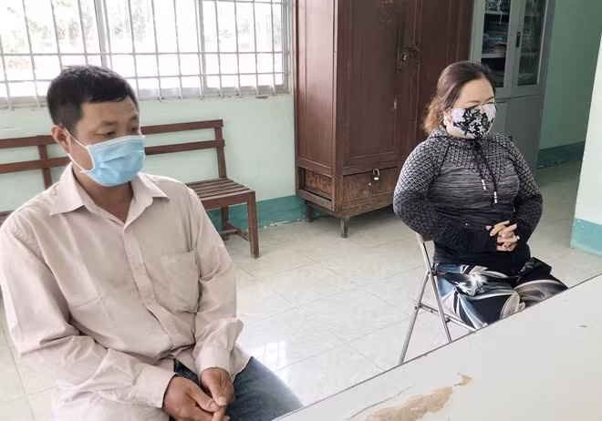 Ông Lẫy và bà Thúy tại cơ quan Công an.