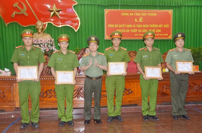 Đại tá Nguyễn Minh Ngọc, Giám đốc Công an tỉnh Sóc Trăng, khen thưởng các cá nhân tiêu biểu.