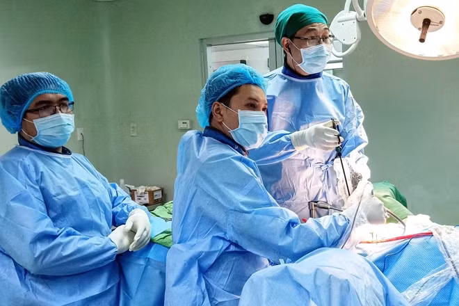 Các BS đang phẫu thuật cho bệnh nhân Sáng.