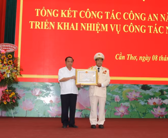 Thừa ủy quyền của Chủ tịch nước, đồng chí Trần Quốc Trung, Bí thư Thành ủy Cần Thơ, trao Huân chương chiến công hạng Nhất của Chủ tịch nước tặng Thiếu tướng Nguyễn Văn Thuận, Giám đốc Công an TP Cần Thơ.