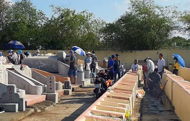 Bất chấp dịch bệnh COVID-19 đang diễn biến phức tạp, nhiều người dân Sóc Trăng vẫn đi cúng thanh minh.