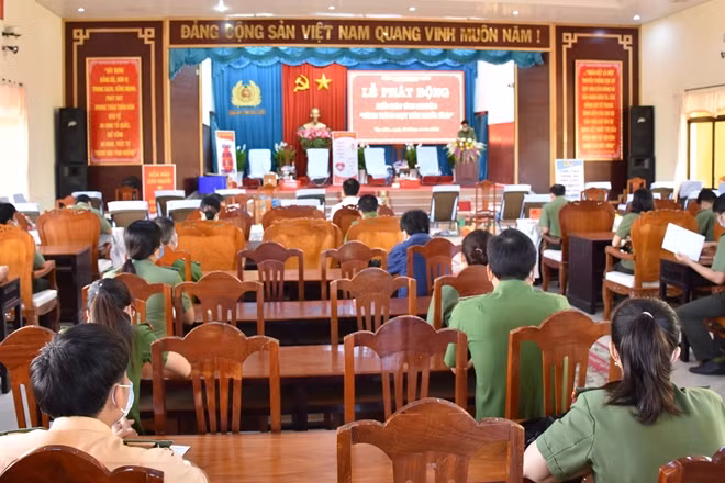 Toàn cảnh lễ phát động hiến máu tình nguyện.