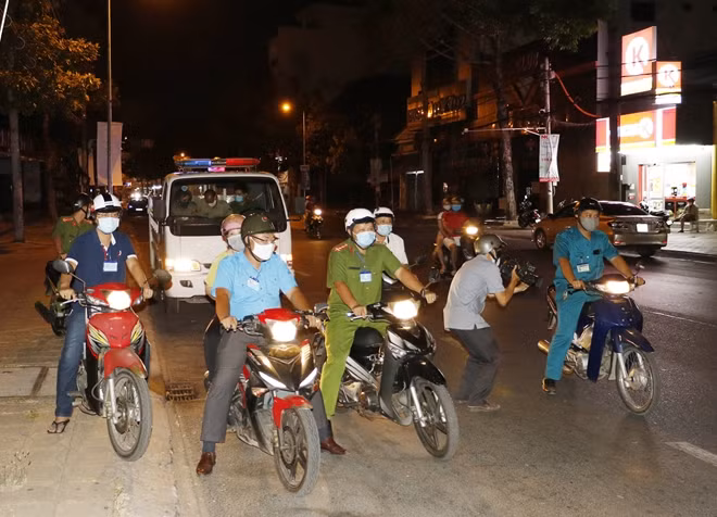 Tổ tuyên truyền, vận động phòng chống dịch phường Cái Khế lên đường làm nhiệm vụ.