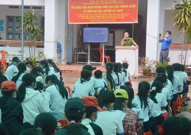 Đoàn công tác tuyên truyền cho các em học sinh nắm về TTATGT và tác hại của ma túy.
